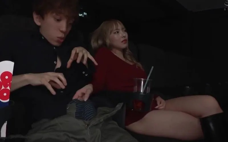 đi xem phim một mình, thanh niên bị chị gái thánh dâm kế bên sờ trym