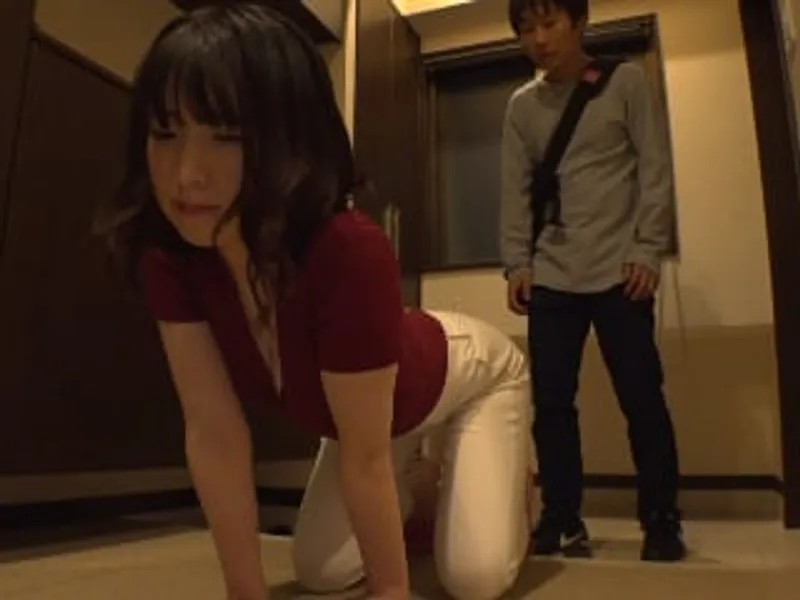 Gã chồng lo làm việc, bà xã ở nhà vụng trộm với cậu thanh niên phòng bên