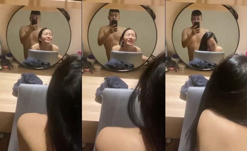 Với vẻ mặt thỏa mãn em cong mông cho anh doggy trước gương